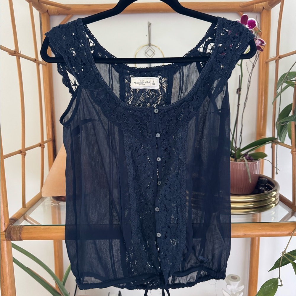 Adorable Abercrombie & Fitch Lace Cap Sleeve Top – Size S